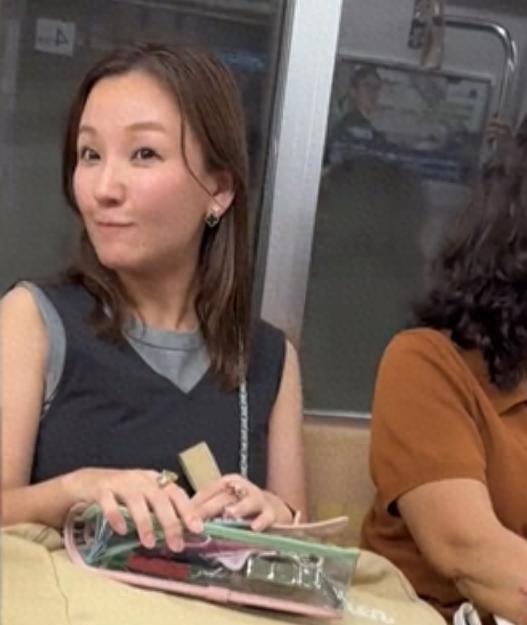 江苏女孩出国旅游，地铁上遭日本人侮辱，女孩硬刚：我是你爸爸