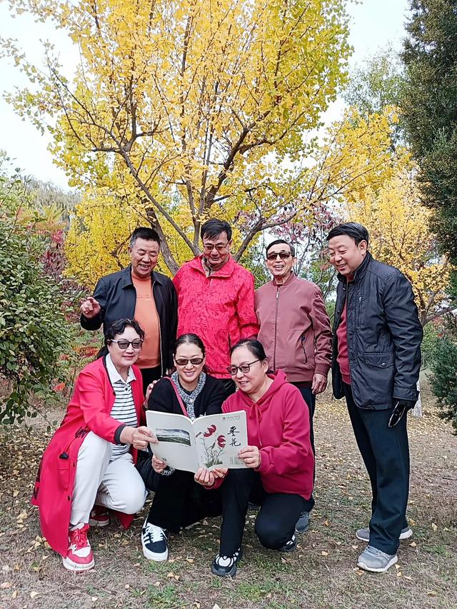 宣化万柳公园银杏黄来火炬红，战友军嫂游园观赏图片集