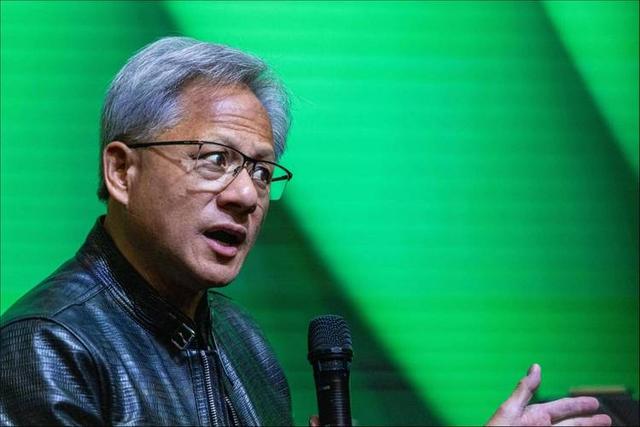 人民日报怒评！美国芯片埋雷，中国数万辆新能源汽车面临失控风险