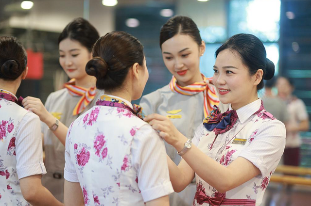 递餐倒水是假象？空姐坦白局，真实身份曝光！真相让人心疼