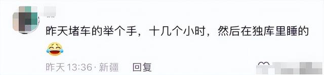 云A太嚣张！故意停车别车造成公路堵塞，后车想超车还被开窗辱骂