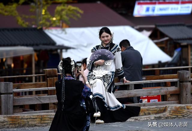 雷山西江苗寨初冬景色怡人吸引游客错峰出游