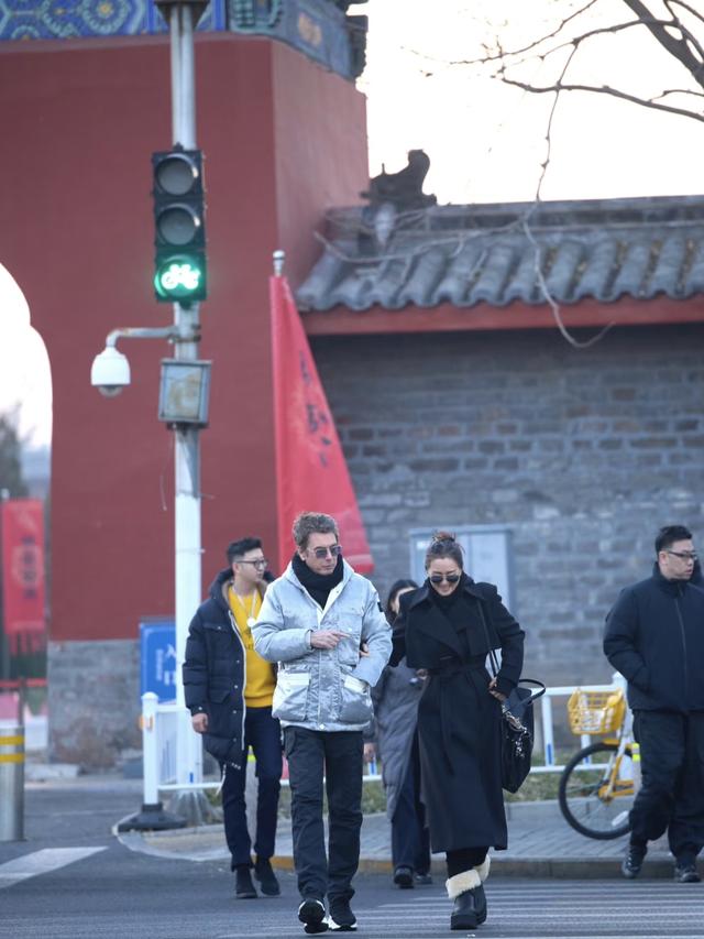 巩俐挽着老公逛北京	，59岁拥有紧致小脸，77岁老公更是帅得离谱