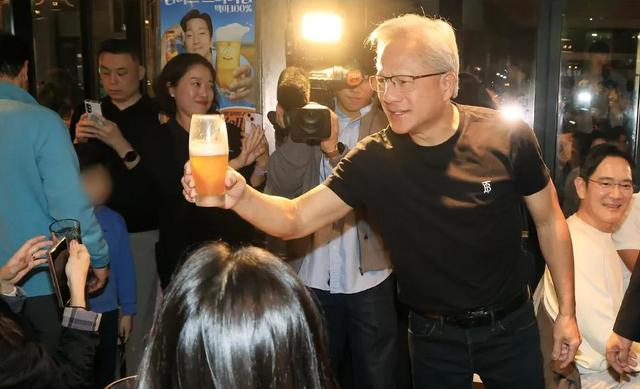 26万颗芯片落地韩国！黄仁勋靠炸鸡拿下两大韩企巨头，中国咋破局