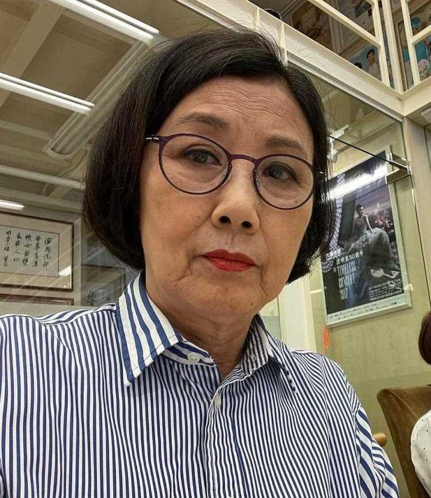 78岁连路都走不稳还开演唱会，全网骂声一片，她却扬言回馈粉丝