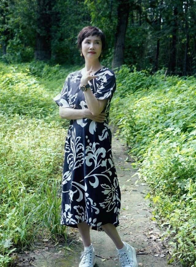 64岁徐俐晒北京小院	，和二婚丈夫住农村平房，院子大得能跑步