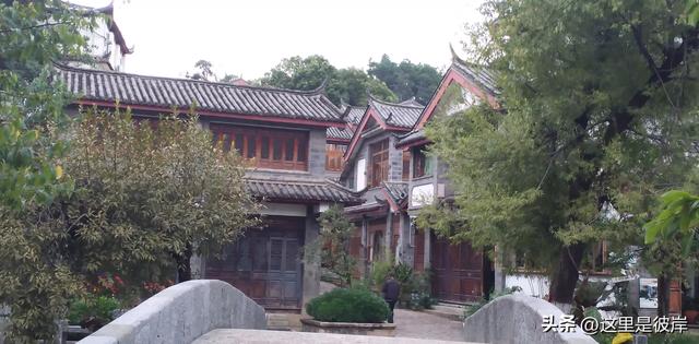 丽江古城大水车及周边景色
