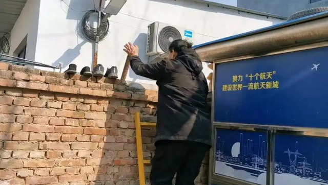 网暴案胜诉仅1月，56岁大衣哥辟谣跳楼身亡，头疼的何止他一人