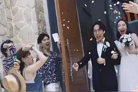 河南新乡一婚礼现场新娘骑白马入场图片