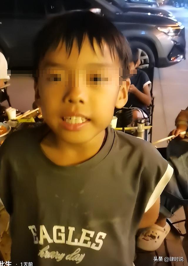 亲爹把儿子扔新疆国道上，妈妈烈日徒步1.5公里寻找，后续很寒心