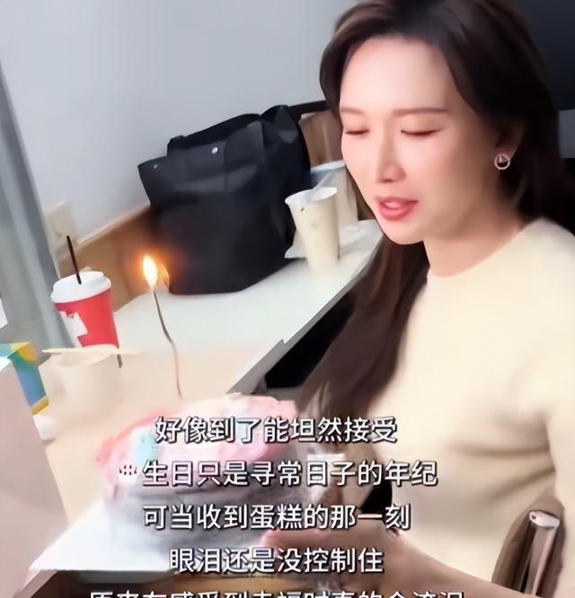 51岁林志玲突然现身上海，四肢干瘦脸圆又肿，穿印花黑丝努力扮嫩