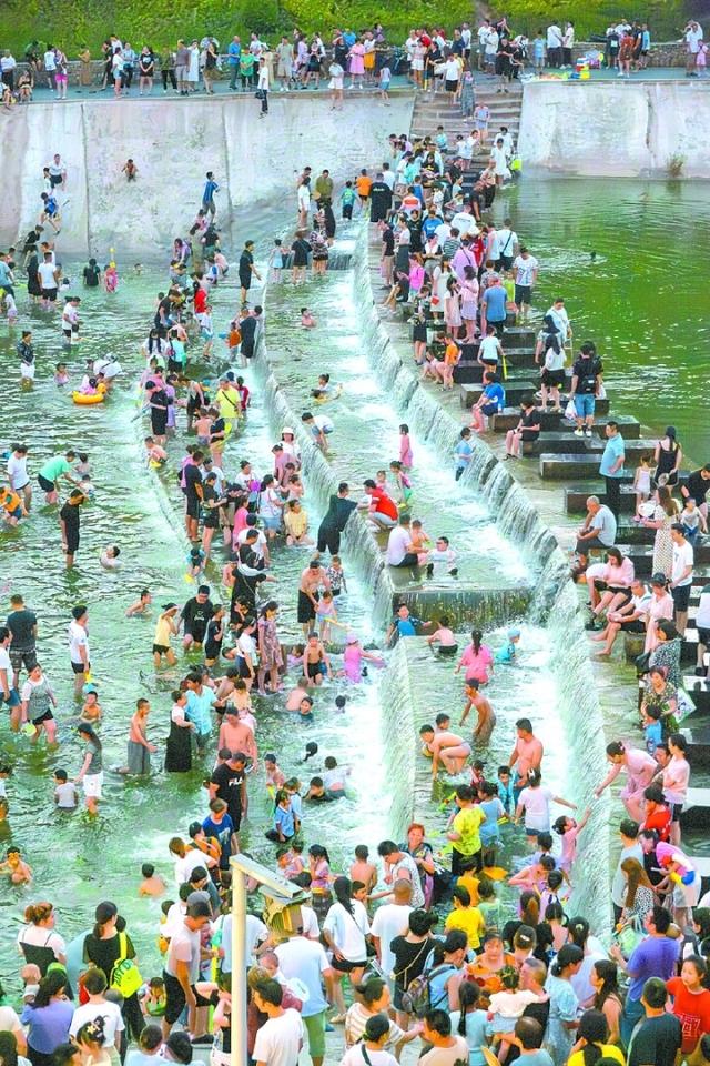 高温炙烤下 南充市民消暑有凉方