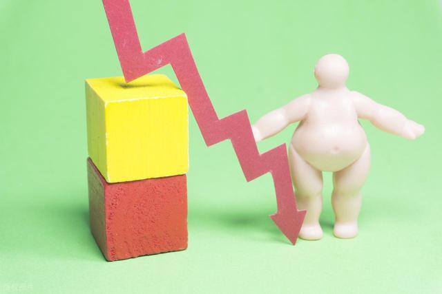 头颈部爱出汗是身体虚？医生：或是这3种疾病来临的信号，别大意
