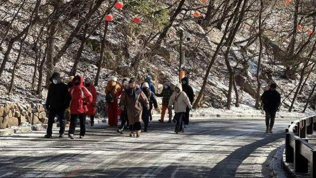 千山雪景再上新 游人如织享冬趣