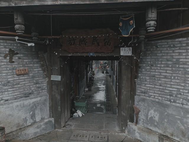 妻子闺蜜来家里，我们斗地主，输的人脱一件衣服，最后只剩我一个