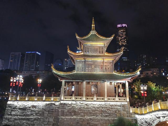 夜游贵阳甲秀楼：当地人私藏的夜景天花板，美到窒息！