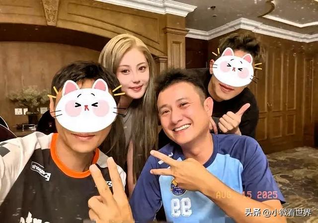 文章与好友聚餐，身边女友人抢镜北京豪宅里面唱K，喝的有点微醺