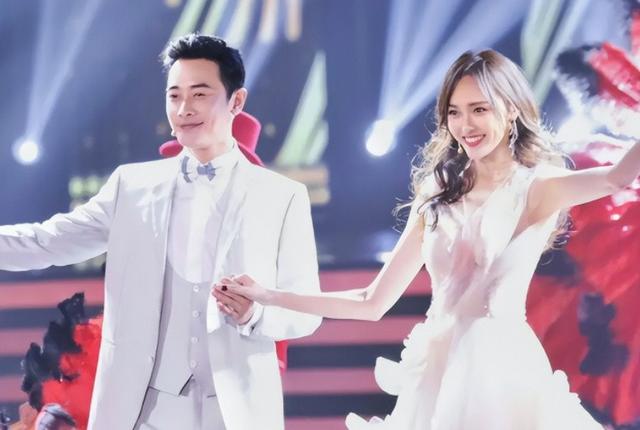 罗晋携任素汐与母亲去祈福