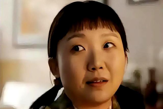 长相平平却资源不断，丑而不自知的4位戏混子女演员，谁给的自信