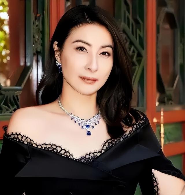 霍震霆没想到，44岁儿媳郭晶晶再次官宣喜讯，让整个阔太圈沉默了