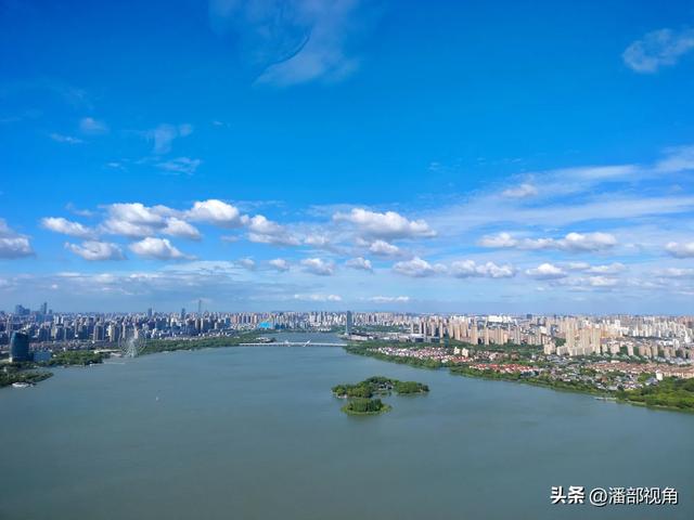 蓝天白云下的无锡蠡湖，浪漫如诗，心随浪逐，梦与湖共舞。