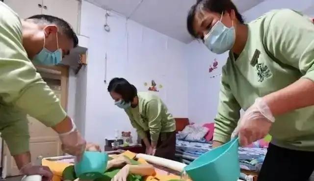 陕西女子专为老人提供服务，500元一次，常抱怨：身上全是烂疮