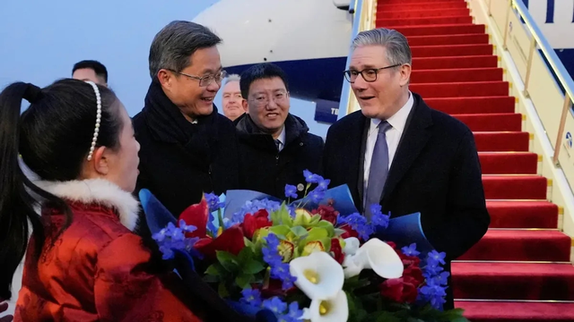 中英谈妥，斯塔默到了故宫，离开人民大会堂前	，就港台问题表了态