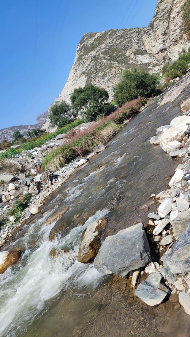 呼和浩特哈拉沁沟，一条小河从两山峡谷流出，步行只能走小路