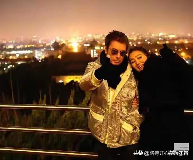 59岁巩俐带老公回北京，带77岁的雅尔打卡北京中轴线，老公好年轻