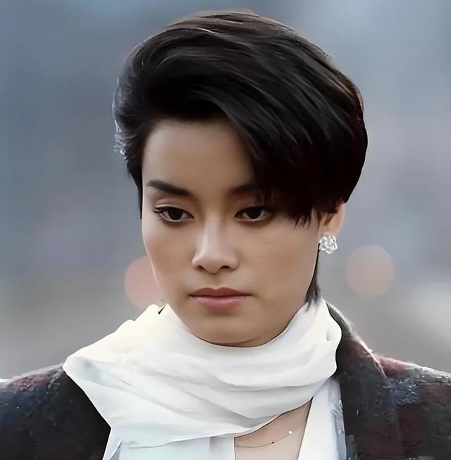 放弃争夺260亿遗产，带着女儿远走美国，如今才知道她有多明智