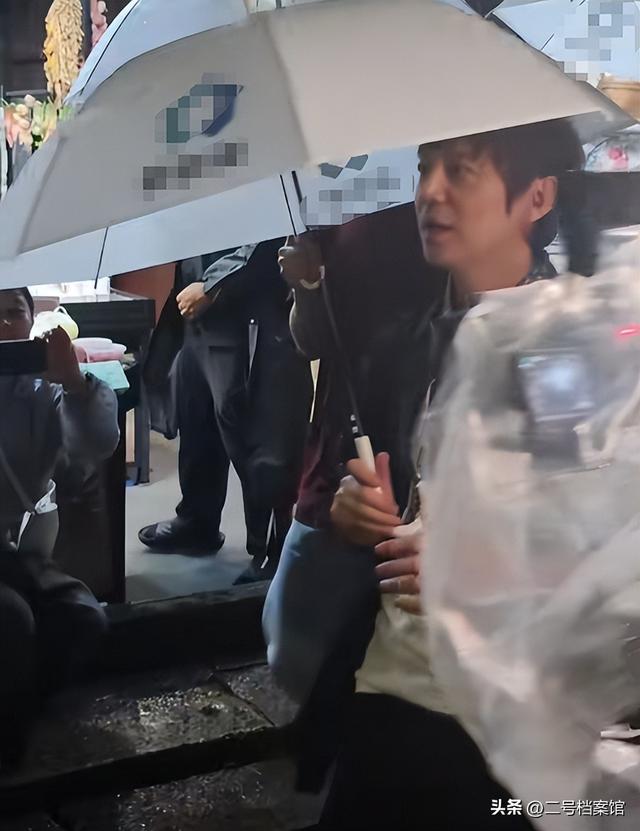 无妻无子，身价过亿，当了一辈子老好人的何炅，终究撕下了"伪装"