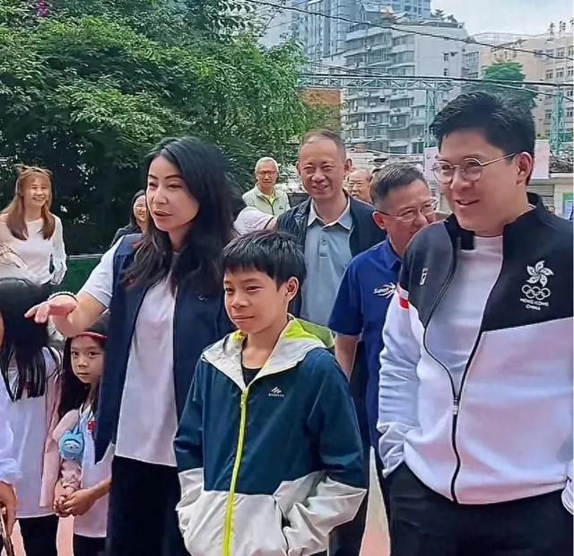 郭晶晶霍启刚一家回香港！12岁霍中曦自己拿行李，俩女儿很受宠爱