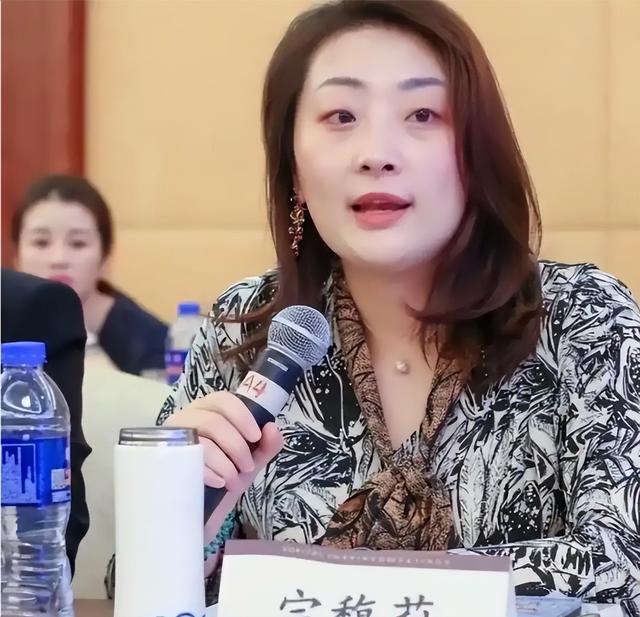 宗馥莉的畸形家庭：亲爹出轨，爷奶不爱，叔叔背刺，小三夺权