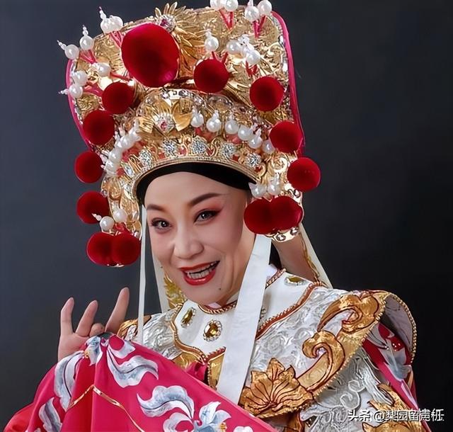 不要人夸颜色好，只留清气满乾坤，记梅花奖获得者小香玉