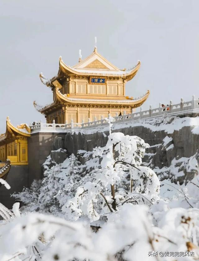 初雪落仙山：邂逅峨眉山最静谧的初冬，领略银装素裹的人间仙境！