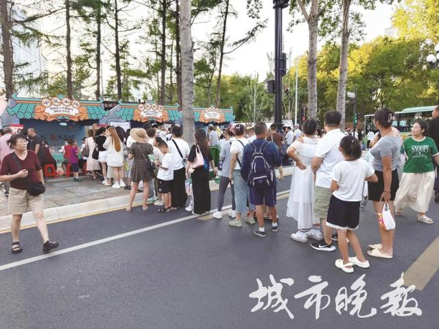 周末两个晚上,长春新民大街人山人海!数十万市民游客在这里→