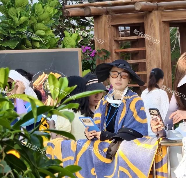 三亚偶遇小酒窝和朵朵水在上乐园玩水，董璇又高又瘦但脸不年轻