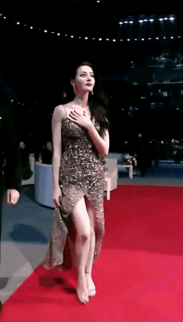 女明星自由穿搭引发争议，漏内裤，漏半乳。引发社会关注