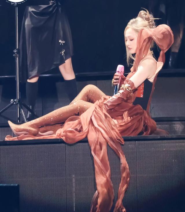 张韶涵开演唱会为什么喜欢穿这么大胆的棕色裤袜？
