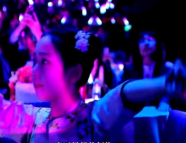 佟丽娅和儿子朵朵同台演唱《世上只有妈妈好》，小酒窝台下打Call
