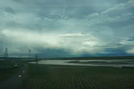 印度客机坠毁确认载有242人：一场空中悲剧的沉重警示图片