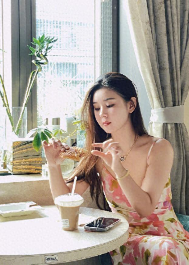 40岁李小萌太丰满	，穿吊带裙都兜不住好身材，难怪直男都喜欢她