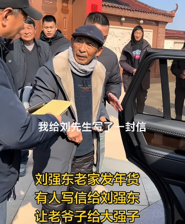 刘强东给老家送年货现场曝光，令人恶心的一幕出现，当场被人制止