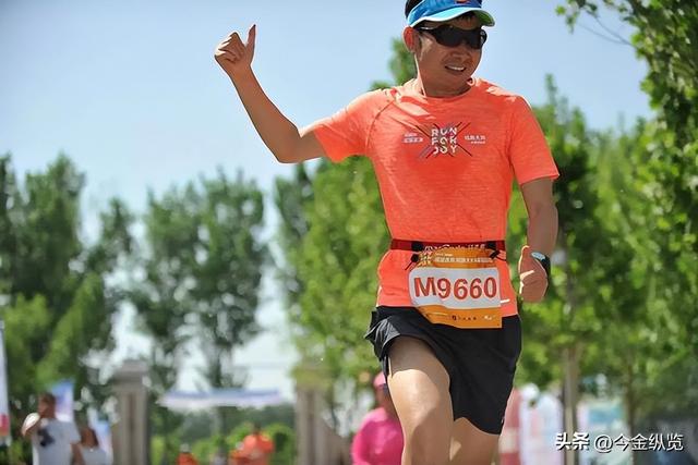从记者到跑圈黑马！他十年跨界死磕一件事，营收破亿成创业教科书