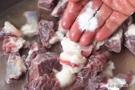 清水焯牛肉，比不焯水还脏！教您个小技巧，小虫脏东西自己跑出来图片