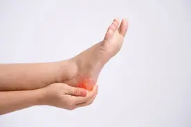 脚上长茧，当心关节提早“报废”！日常2个动作或可挽救图片