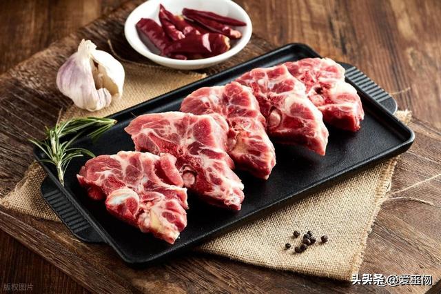 买猪骨头，内行人专挑这2个部位，肉多骨少，价格比瘦肉便宜一半