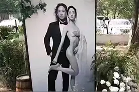 全裸婚礼引争议！3宝新娘大胆迎宾，艺术还是炒作？图片