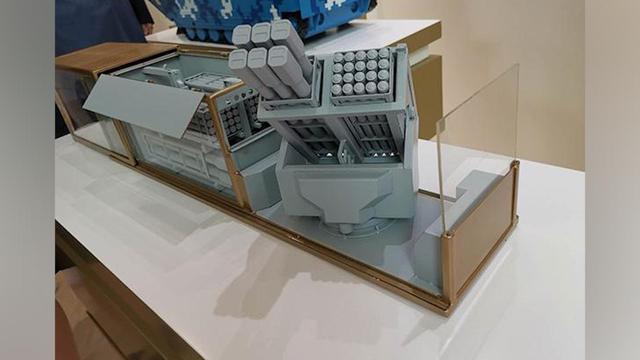 外观是集装箱货船，内部却搭载60个垂发，伪装性极强的辅助巡洋舰