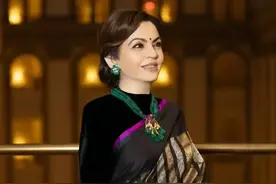 印度首富的妻子：被老公独宠39年，61岁不显老态还是很漂亮图片